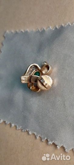 Брошь с изумрудом и бриллиантами