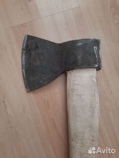 Топор с клеймом