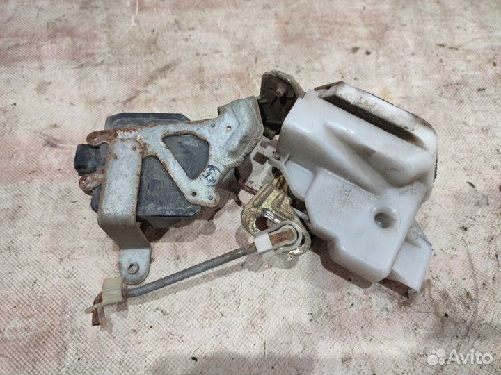 Замок двери задний правый Mitsubishi Pajero Pinin