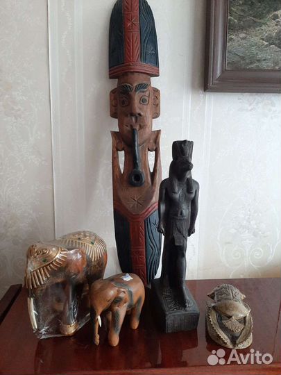 Сувениры из разных стран. Папирусы, тотемная маска