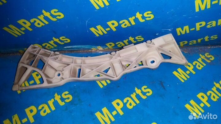 Крепление бампера заднее левое Mazda Axela BK5P