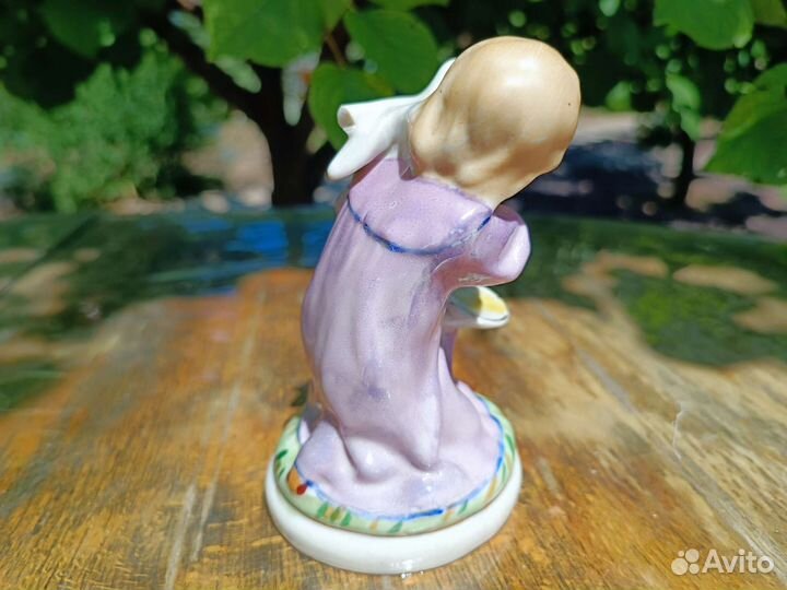 Статуэтка фарфор девочка кормит голубя