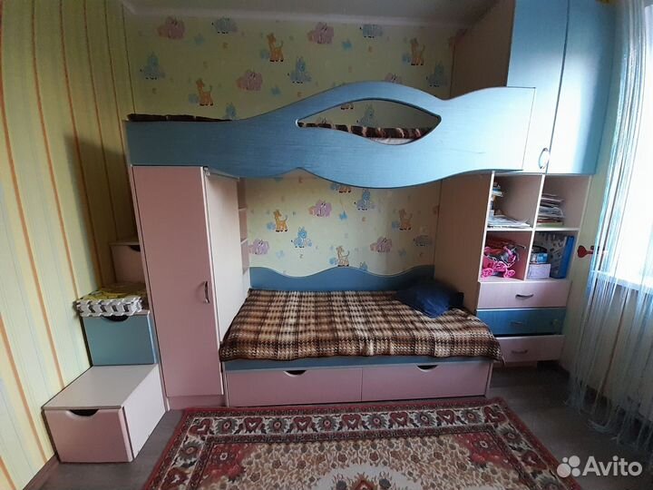 Двухъярусная кровать бу с матрасами и шкафом