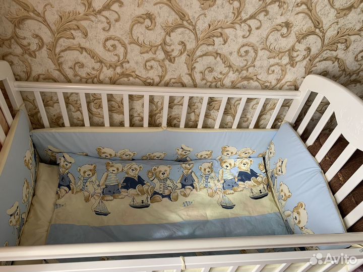 Детская кроватка с маятником