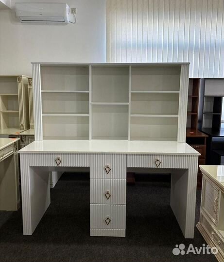 Письменный стол