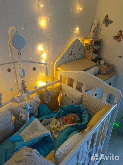Детская кроватка с маятником и матрасом