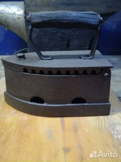 Старинный жаровой (угольный) утюг