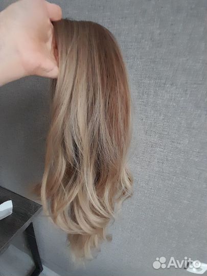 Светлый очень натуральный парик