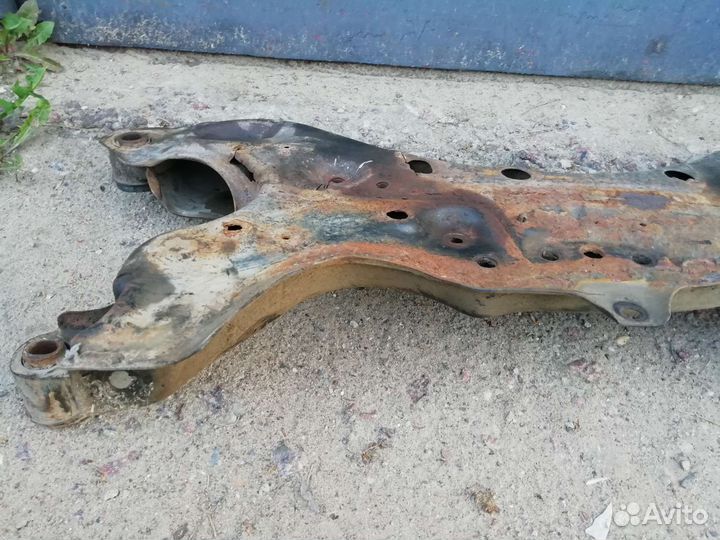 Подрамник на тойоту авенсис