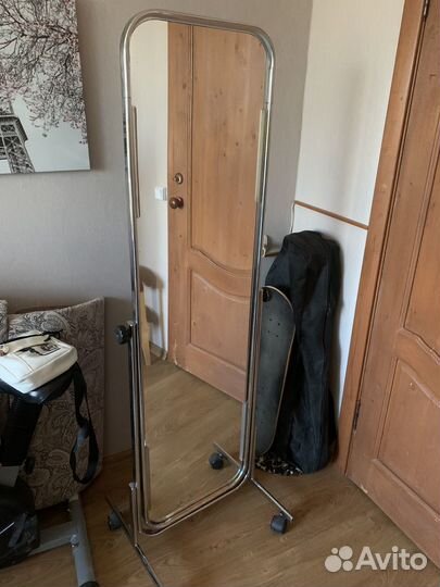 Зеркало напольное на колесах