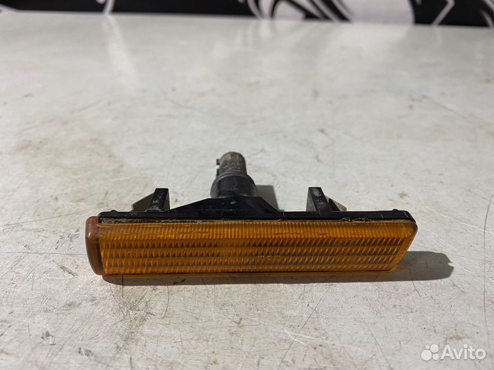 Поворотник в крыло правый BMW 7 series E38