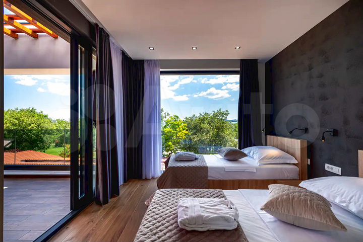 Коттедж 215 м² на участке 6 сот.