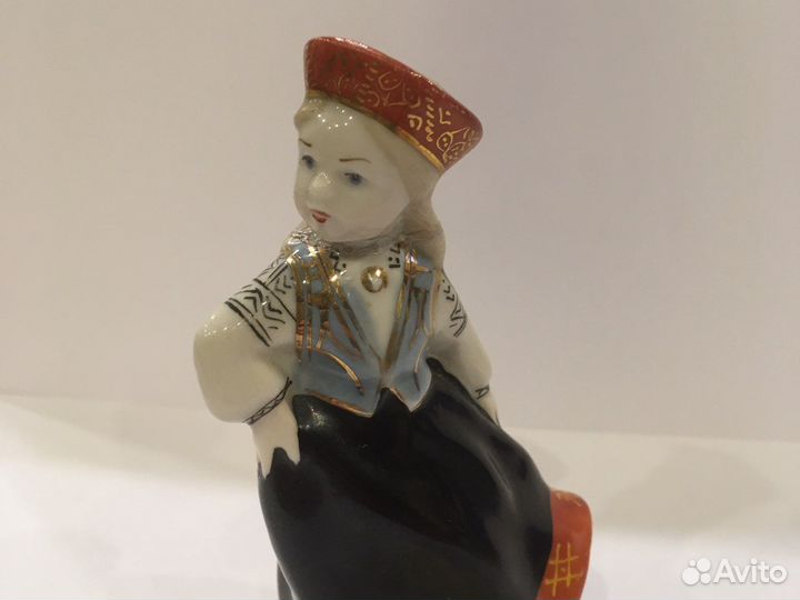 Статуэтка « Латышский танец» Девочка