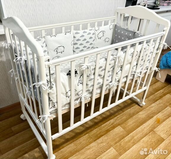 Детская кроватка на колесиках