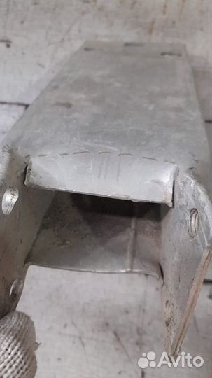 Кронштейн усилителя передний левый Mercedes E