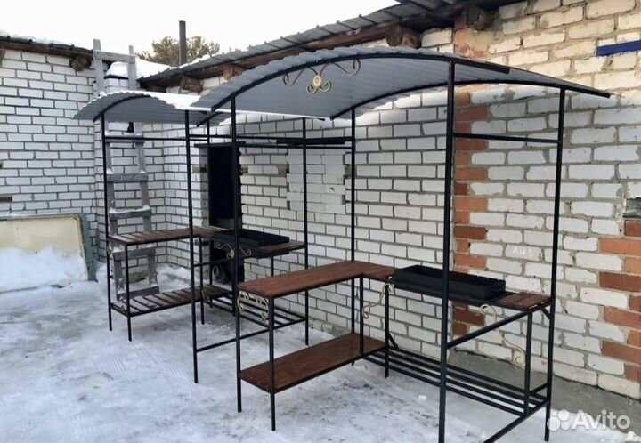 Мангальная зона из металла с крышей