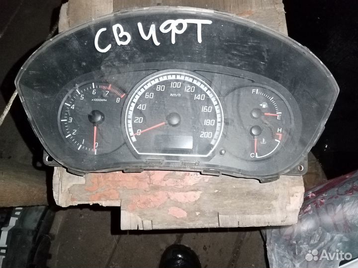 Панель приборов на Сузуки Свифт 08г