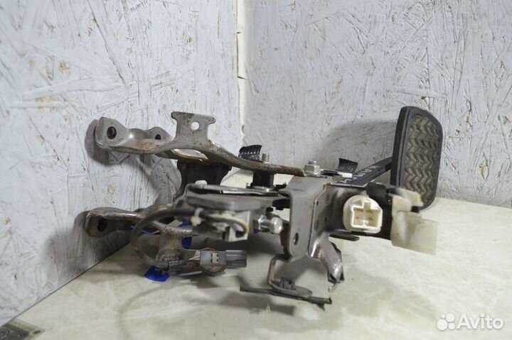 Педаль тормоза Toyota Camry 50
