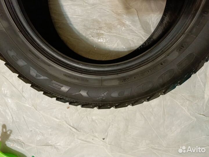 Goodyear UltraGrip Extreme 225/60 R17 99T