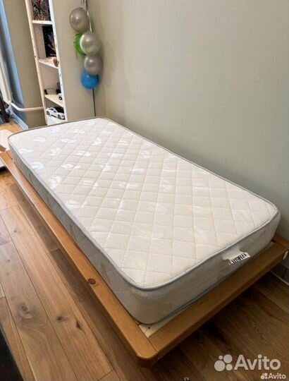 Кровать односпальная с матрасом