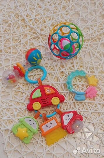 Детские развивающие игрушки и погремушки 0+