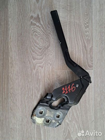 Петля капота левая Volkswagen Touareg 7P6823301