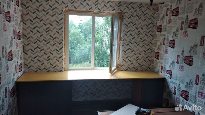 Стол под окном