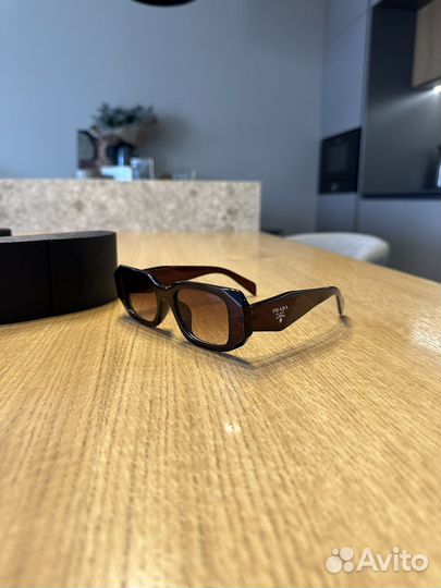 Солнцезащитные очки prada