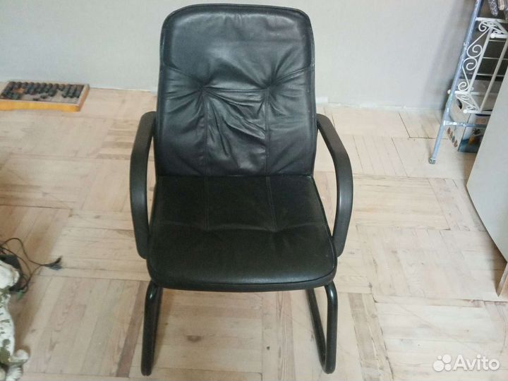 Офисное кожаное кресло