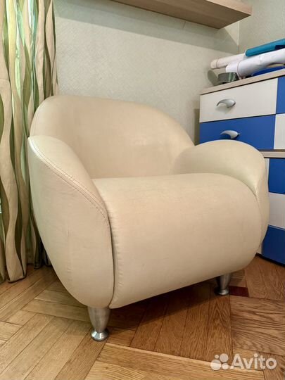 2 кресла для гостиной и столик икея в подарок