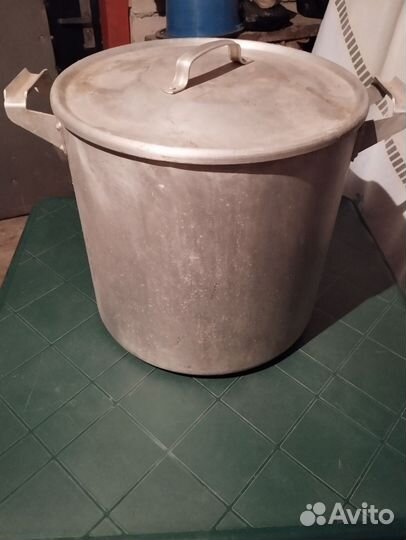 Большая алюминевая кастрюля
