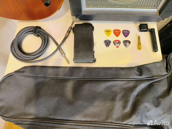 Электрогитара Dean Les Paul +комб Aria 20вт +к-кт