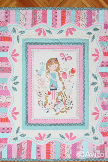 Детское лоскутное одеяло для девочки. 138 x 121 см