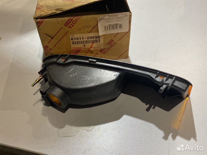 Поворотник правый Toyota 81511-20590
