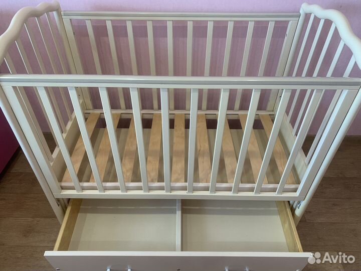 Детская кроватка с продольным маятником