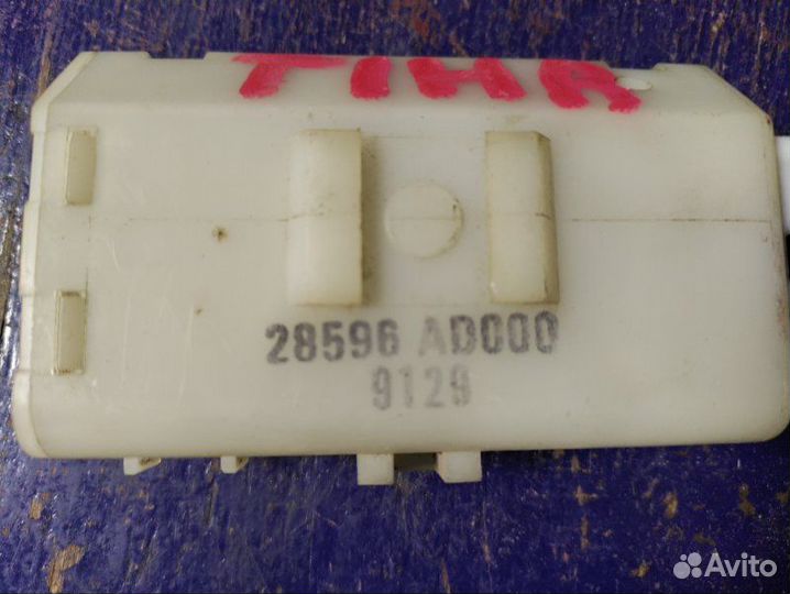 Блок управления центральным замком Nissan Tino