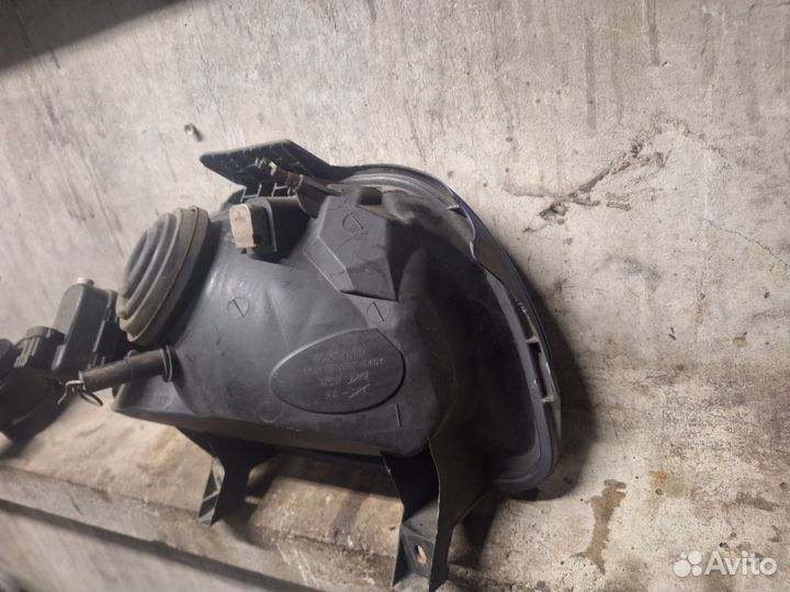 Передняя левая фара Renault Clio 2