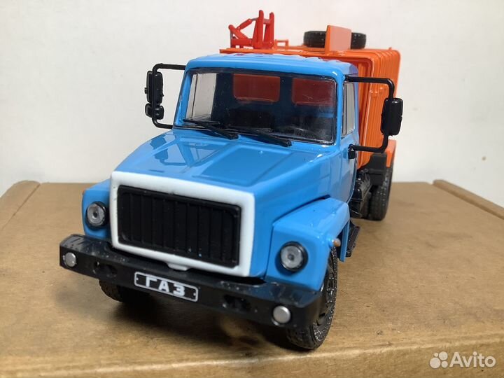 Модель автомобиля ко-413(газ-3307) 1:43 деа