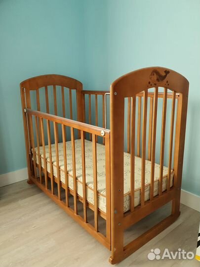 Детская кроватка с поперечным маятником