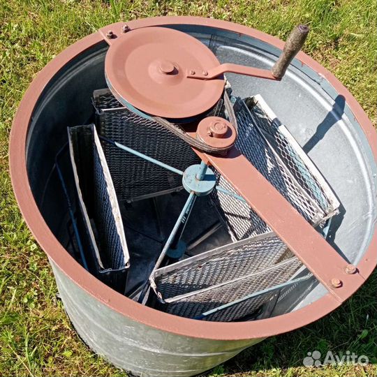 Медогонка 4 рамочная, в хорошем состоянии