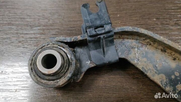 Рычаг подвески верхний задний Skoda Octavia II