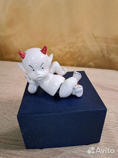 Фигурка фарфоровая