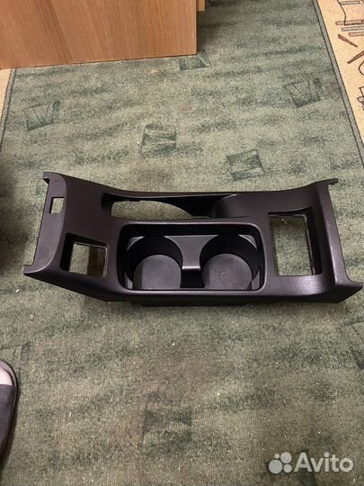 Подлокотник с подстаканниками