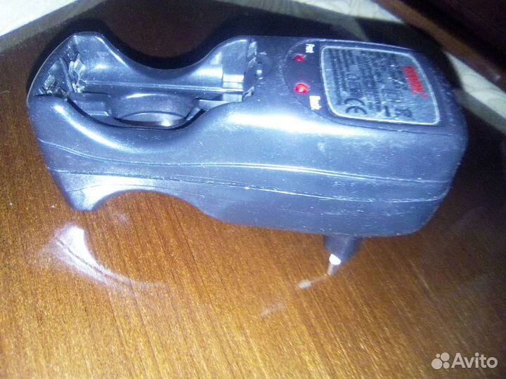 Зарядник 4 аккумуляторов от сети 220 В