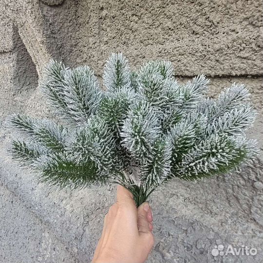 Еловые ветки, венки, новогодний декор