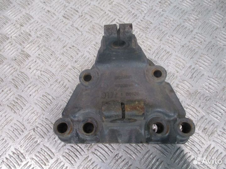 Кронштейн передней рессоры левый передний Scania 1