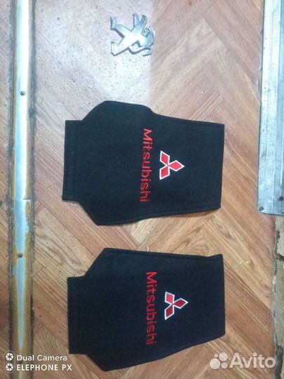 Значок Peugeot и Чехол для подголовник Mitsubishi