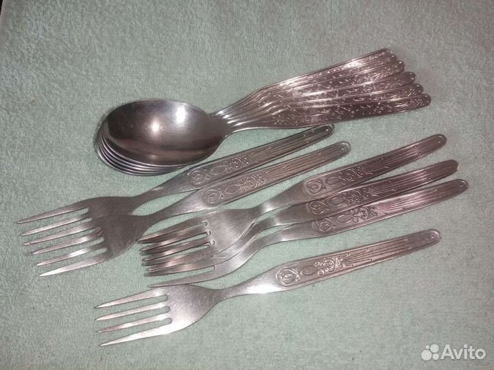 Ложки, вилки, дуршлаг, кастрюля