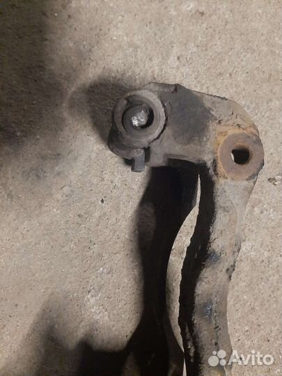 Суппорт передний левый Mitsubishi Galant 8