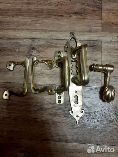 Дверные и мебельные ручки